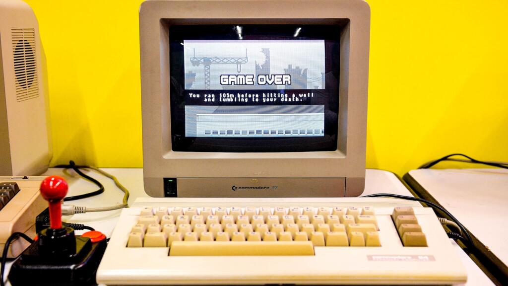 ⚡ commodore 64 – el rey de los 8 bits que hizo historia (y memes) | critica bits Commodore 64 original