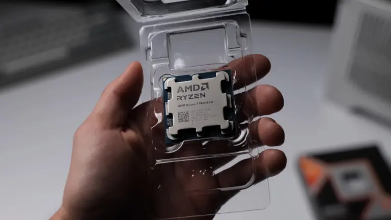 Procesador AMD Ryzen 7 9800X3D en la mano