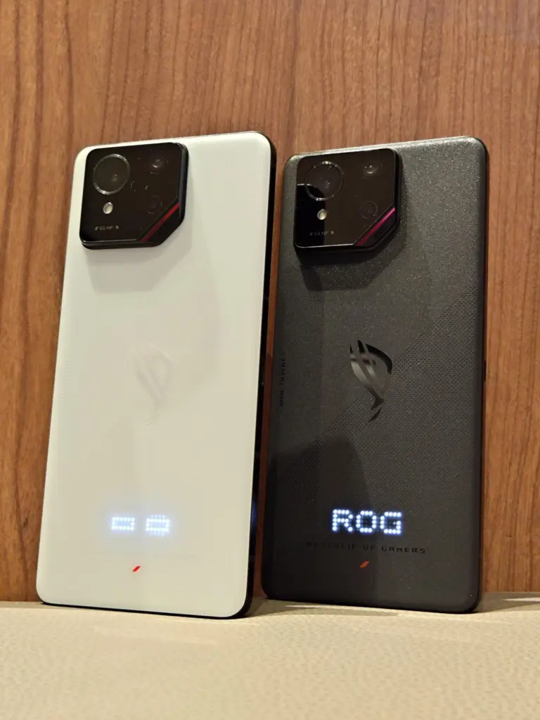 Dos móviles ASUS ROG Phone 9