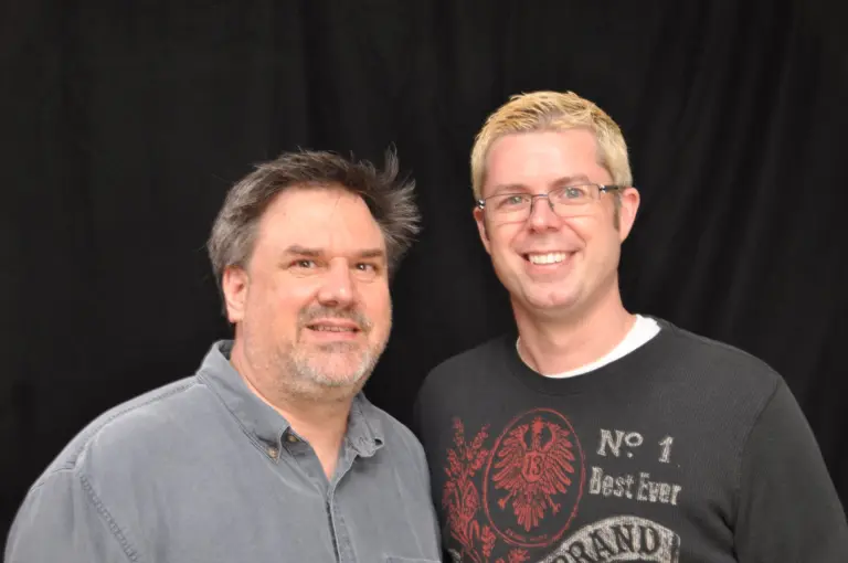 Ron Gilbert, creador de Monkey Island, con Chris Melissinos