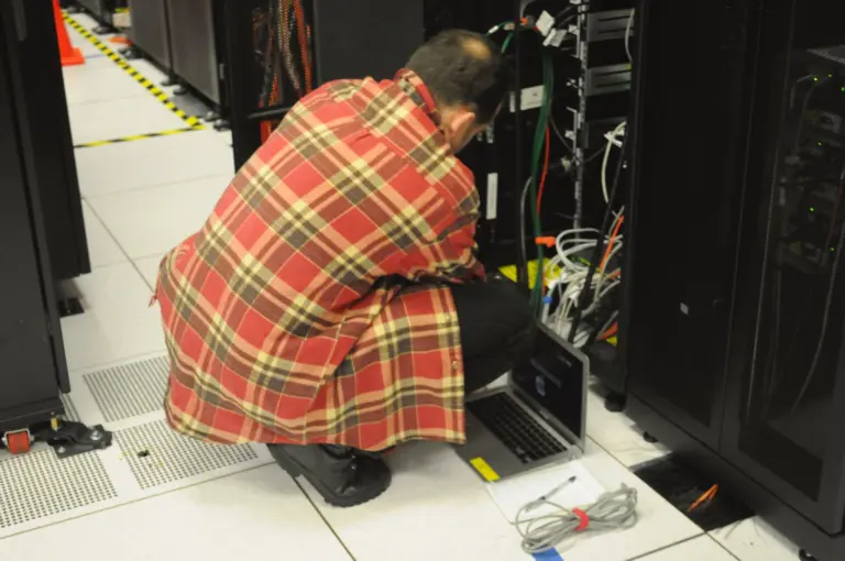 Técnico trabajando en un armario de servidores