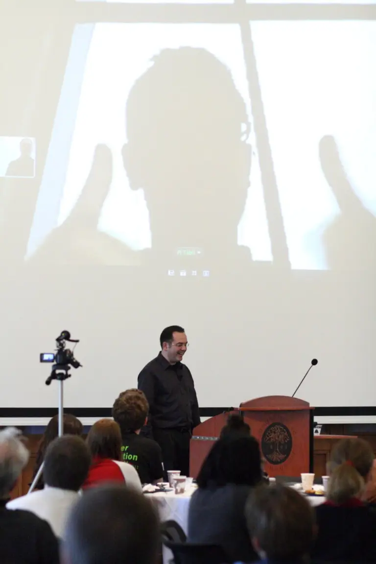 Videollamada por Skype proyectada en una sala
