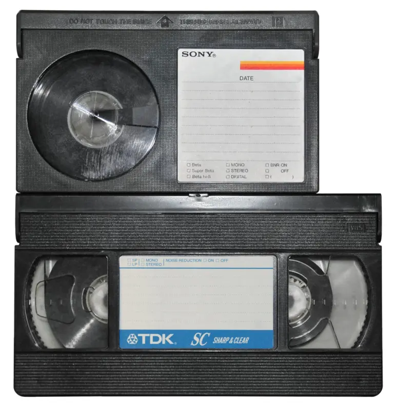 Cinta Betamax de Sony junto a una cinta VHS de TDK