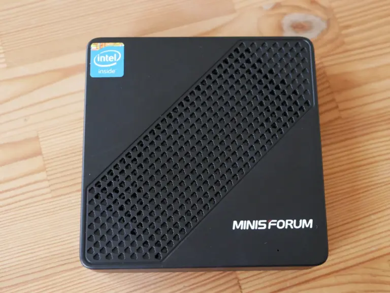 MiniPC Minisforum visto desde arriba