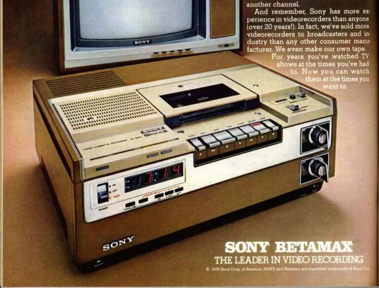 Anuncio de 1978 de un reproductor sony betamax junto a un televisor de la época