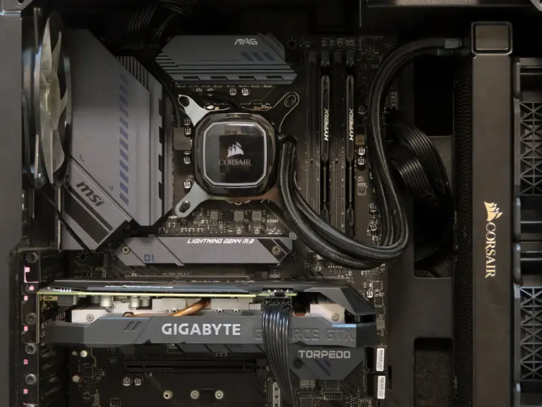 Refrigeración líquida Corsair H100i montada en un PC