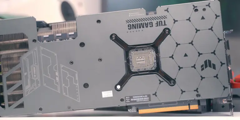 Placa trasera de una ASUS TUF Gaming Radeon RX 7900 XTX