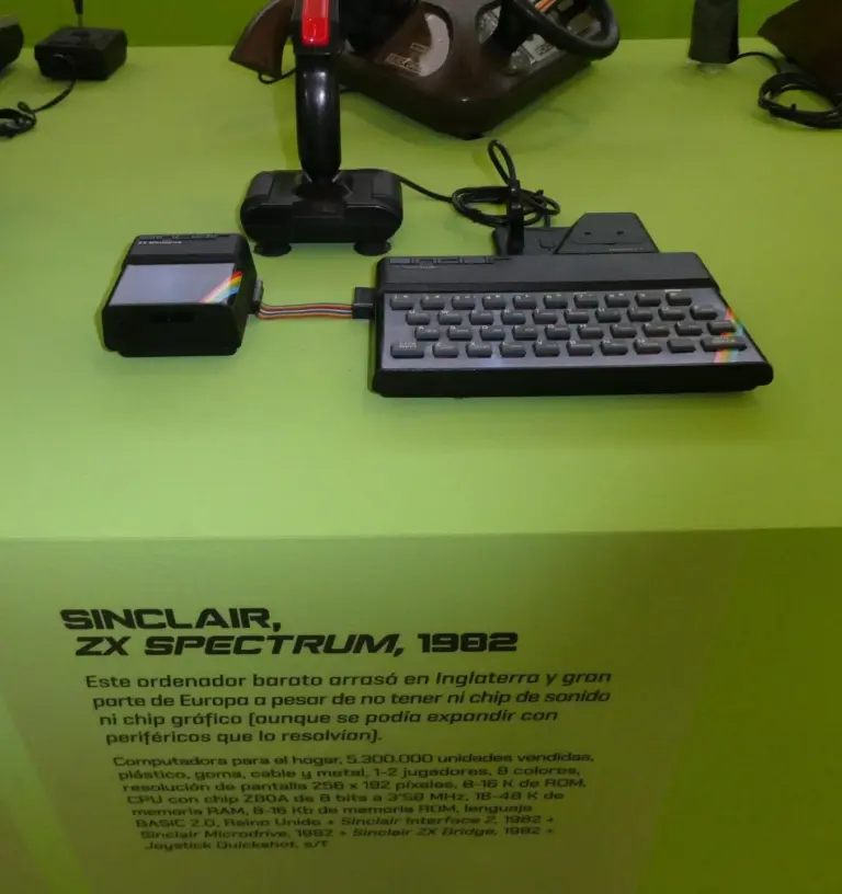 Sinclair ZX Spectrum de 1982 expuesto en un museo