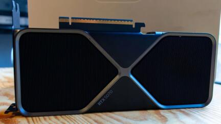Tarjeta geforce rtx 5070 founders edition apoyada sobre una mesa, junto a su caja