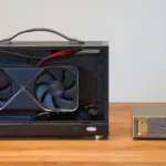 PC compacto junto a una tarjeta GeForce RTX 5070 Founders Edition