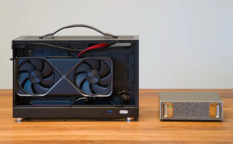 PC compacto junto a una tarjeta GeForce RTX 5070 Founders Edition