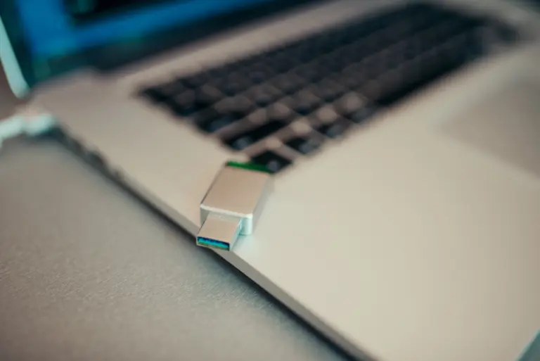 Memoria USB conectada a un portátil