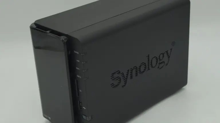 NAS Synology de dos bahías sobre una mesa