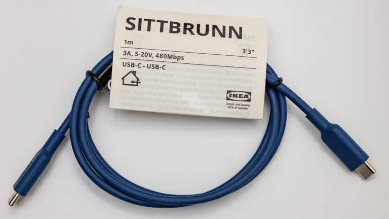 Cable USB-C a USB-C azul con su etiqueta de características