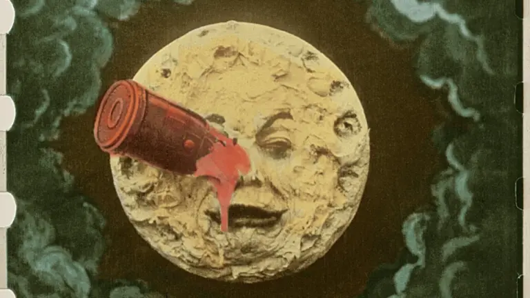 Fotograma coloreado a mano de Viaje a la Luna, con la cápsula clavada en el ojo de la Luna