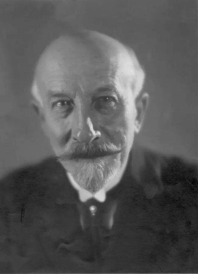 Méliès en 1930, ya arruinado y fuera del cine