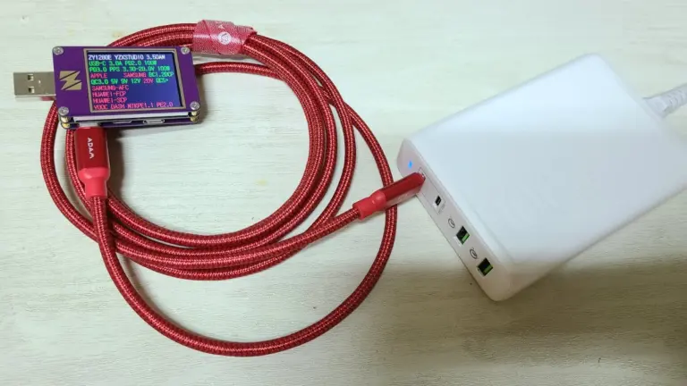 Cargador USB Power Delivery con un medidor intercalado mostrando la tensión negociada