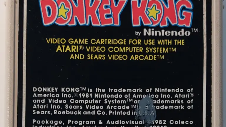 Cartucho de Donkey Kong para Atari 2600, con su etiqueta de Coleco