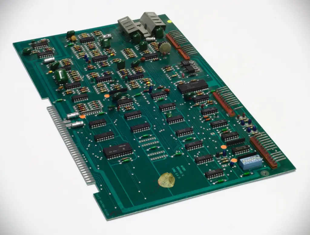 An original <a href=" http://en.wikipedia.org/wiki/Space_Invaders " rel="nofollow">Space Invaders Deluxe</a> <