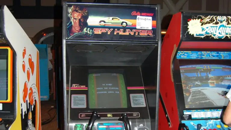 Recreativa de Spy Hunter con su volante y su marquesina