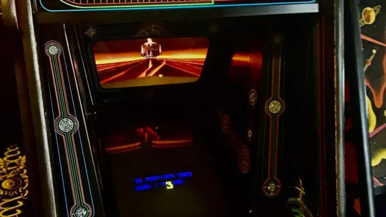 Recreativa de Tron, con su carcasa iluminada en azul