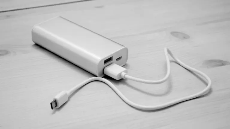Batería externa portátil de aluminio con su cable de carga