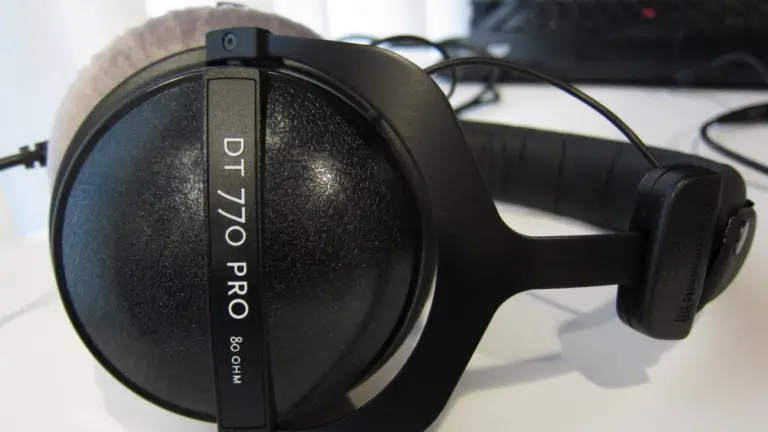 Auriculares Beyerdynamic DT 770 Pro de 80 ohmios sobre una mesa