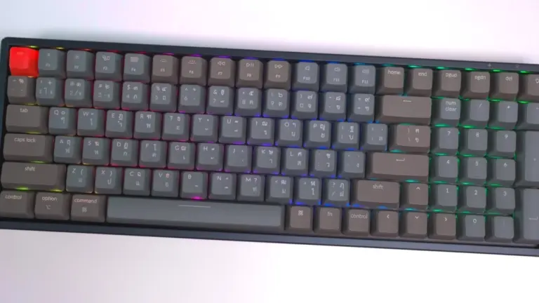 Teclado mecánico Keychron K4 visto en perspectiva