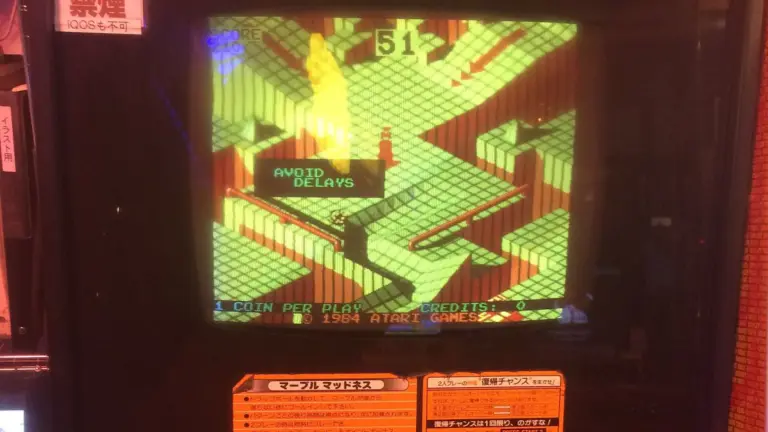 Recreativa de Marble Madness con su pantalla isométrica encendida
