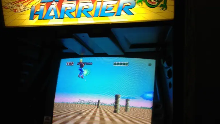 Recreativa de Space Harrier con su marquesina y la partida en pantalla