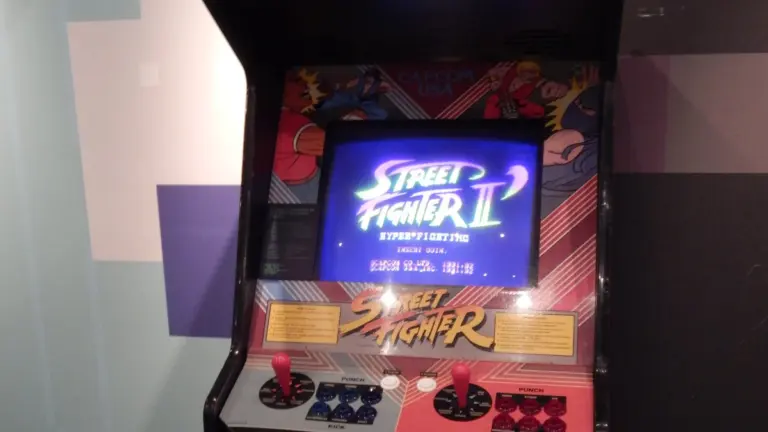 Recreativa de Street Fighter II con la pantalla de título encendida