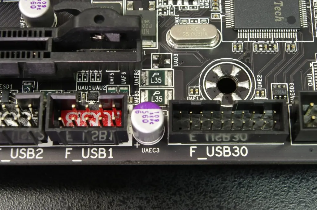 Cabezales USB de una placa base vistos de cerca: el de nueve pines y el azul de diecinueve