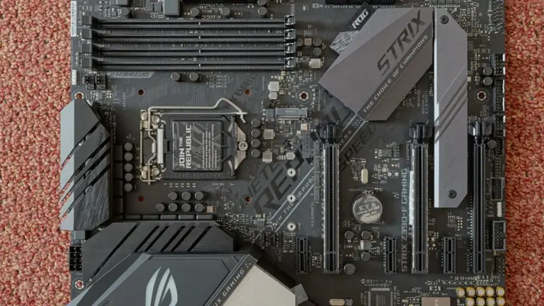 Placa base Asus ROG Strix Z390-F vista completa con todos sus conectores