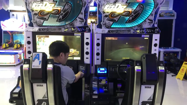 Muebles de Initial D Arcade Stage 8 en un salón recreativo japonés