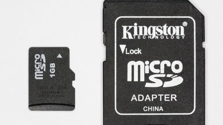 Tarjeta microSD junto a su adaptador de tamaño SD