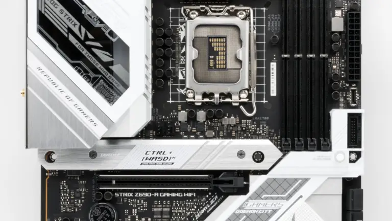 Placa base Asus ROG Strix Z690-A con el zócalo del procesador a la vista