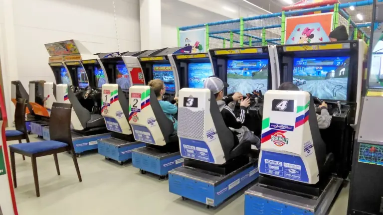 Fila de recreativas de Sega Rally con sus asientos y volantes