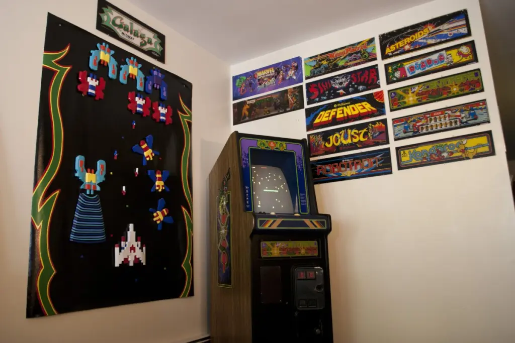 Un mueble cabaret de Centipede en una sala de juegos particular