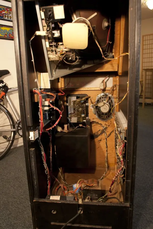 El interior de un mueble de Centipede, con sus piezas etiquetadas