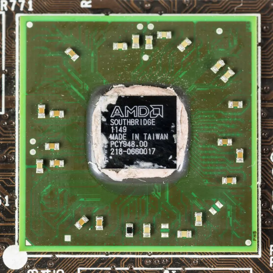 Un chip puente sur, el que reparte los carriles lentos