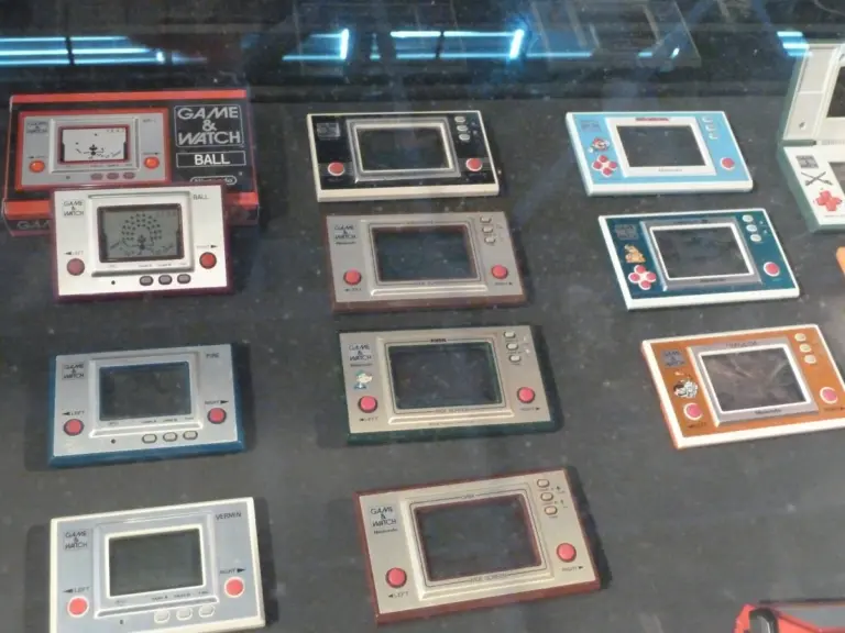 Varias unidades de Game & Watch expuestas en una muestra