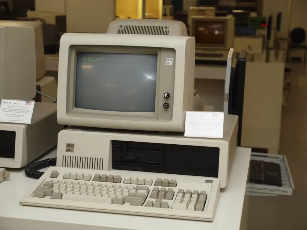 El IBM PC XT, el sucesor directo, en el museo Enter