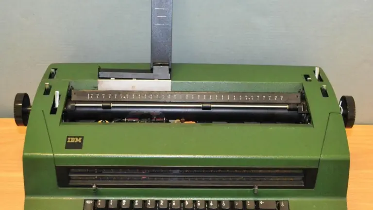 Máquina de escribir IBM Correcting Selectric III de color verde