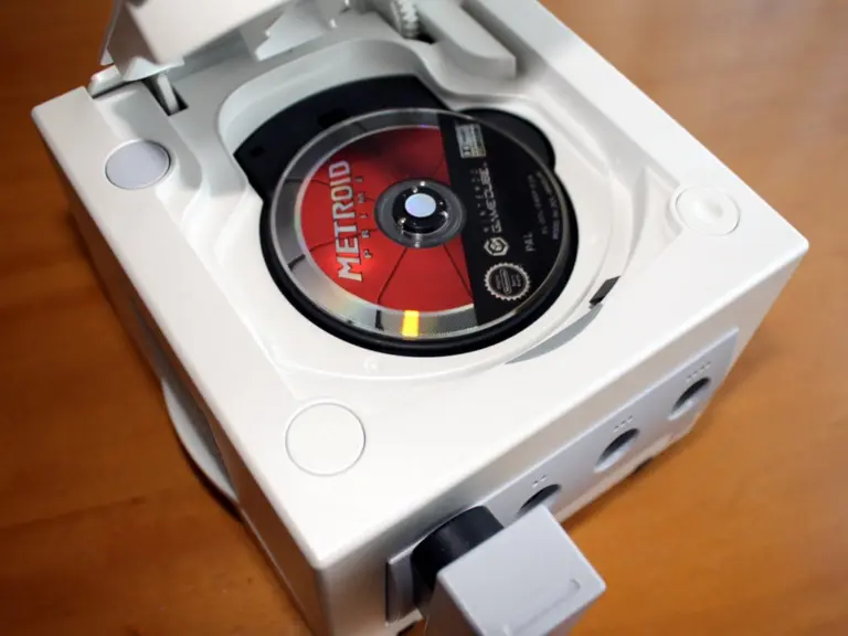 Consola GameCube con la marca de Metroid