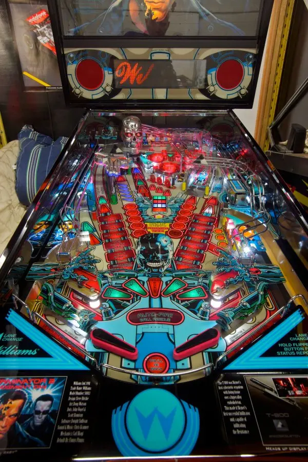 Una mesa de pinball de Terminator 2 restaurada
