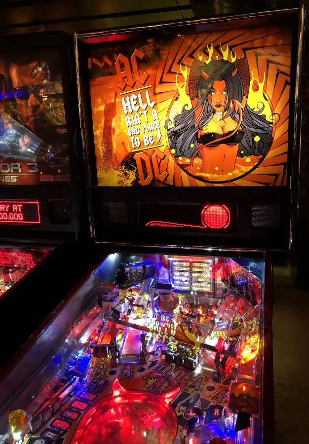 Mesa de pinball de AC/DC en Seattle