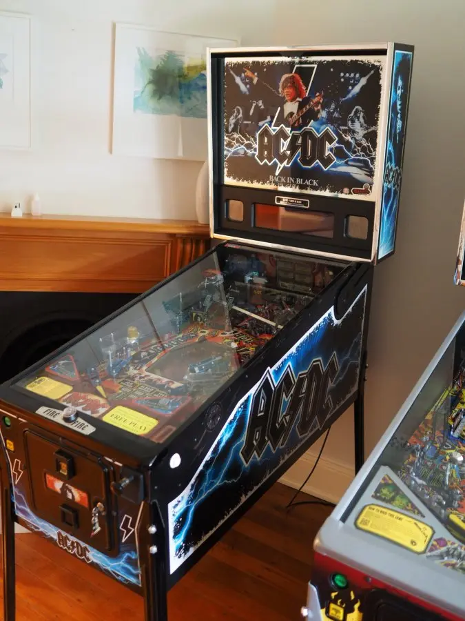 Mesa de pinball con la temática de AC/DC