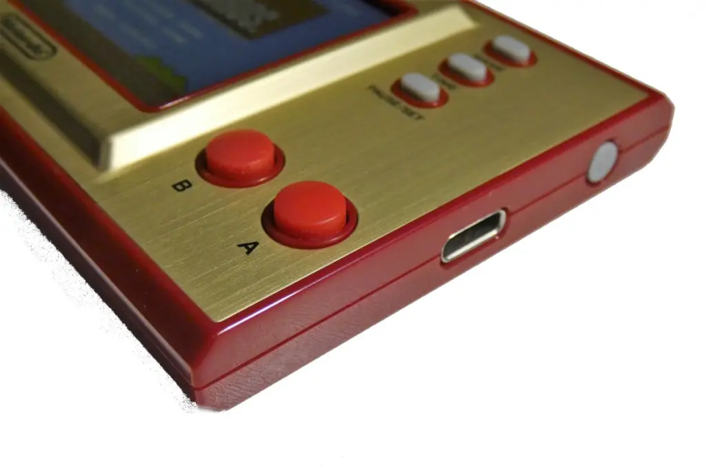 La misma reedición de Game & Watch, vista de lado