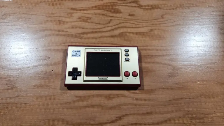 Reedición de 2020 de Game & Watch con Super Mario Bros.