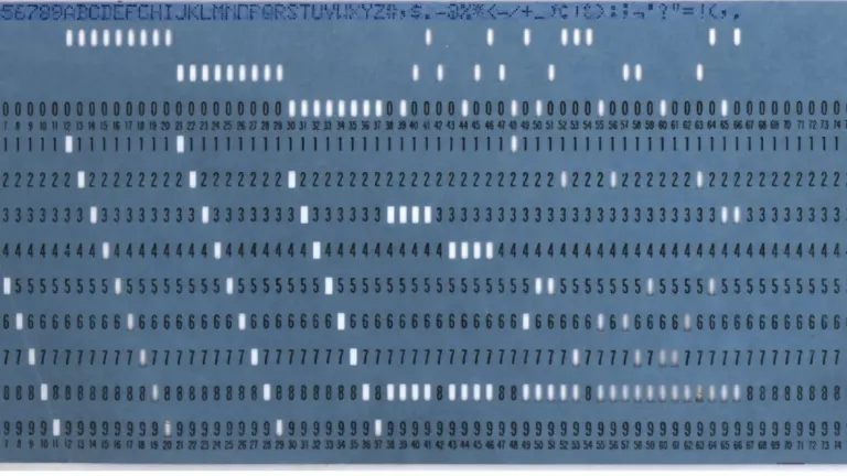 Tarjeta perforada IBM de 80 columnas, azul, con sus perforaciones
